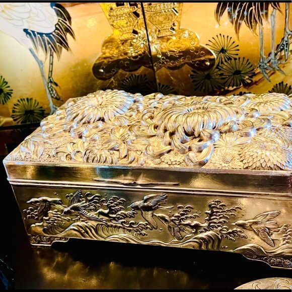 ♥️ Japanese Meiji Silver Chrysanthemum Box High Relief Repoussé Antique - Picture 8 of 13